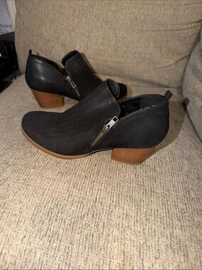 Classic Black Low Heel Ankle Booties - Women's Baretraps size 9.5